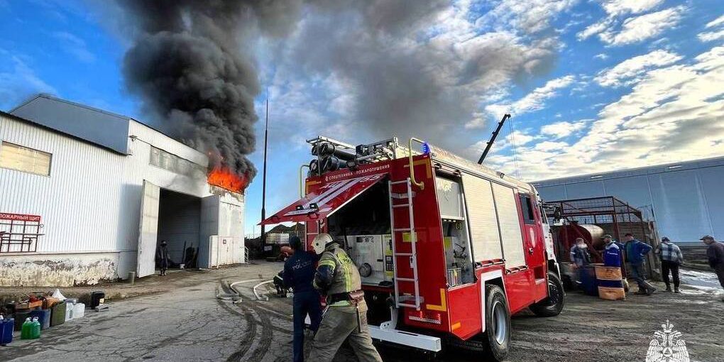 В Краснодаре загорелся склад на 100 «квадратах»