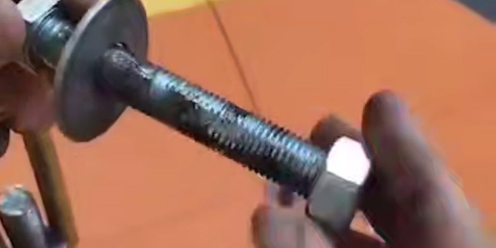 Ребенку проломило голову в детском развлекательном центре тяжелым железным болтом