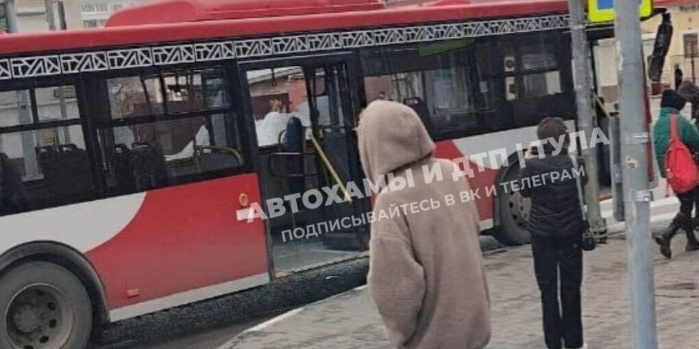 В Туле тяжелый грузовик «затормозил» о пассажирский автобус на Октябрьской