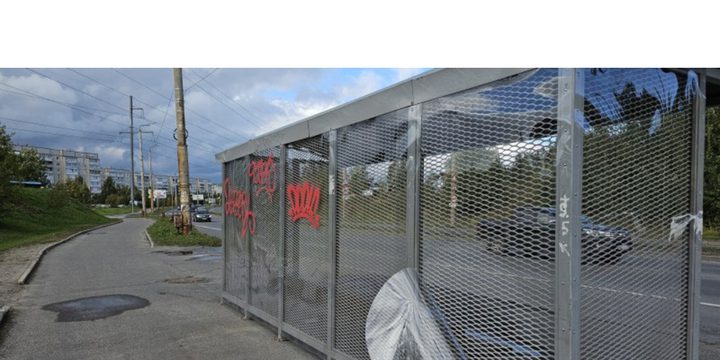 Atto di Vandalismo a Petrozavodsk: Fermata dell'Autobus Danneggiata