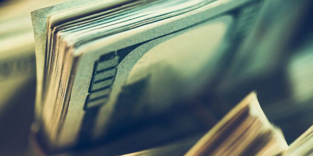 Gli Analisti Careliani Consigliano di Limitare gli Investimenti in Dollari USA al 5 Percento