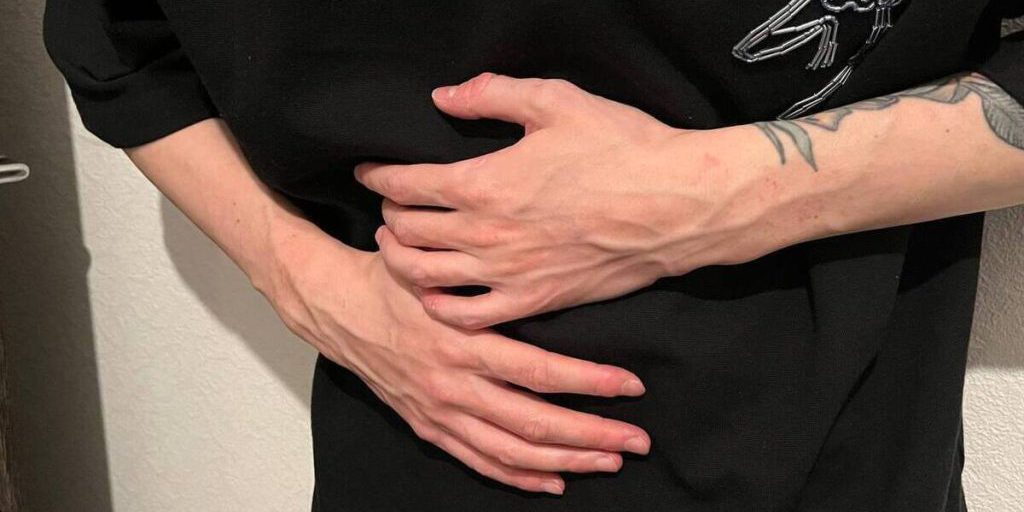 Новгородцам рассказали, что стресс может проявляться через изжогу и переедание