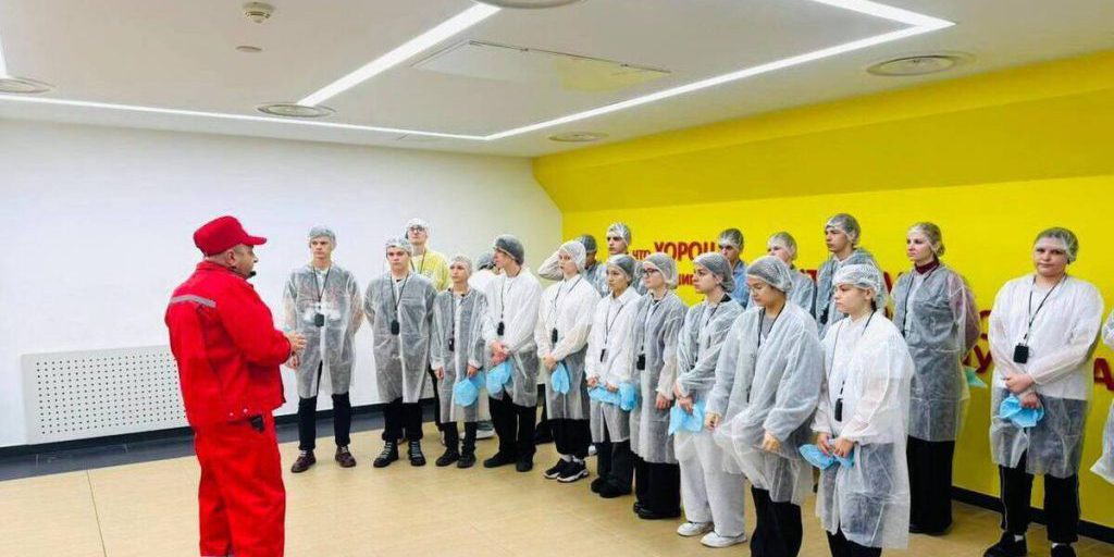 Studenti in Visita all'Impresa di Pasta Istantanea: Una Lezione di Tecnologia e Sicurezza Alimentare