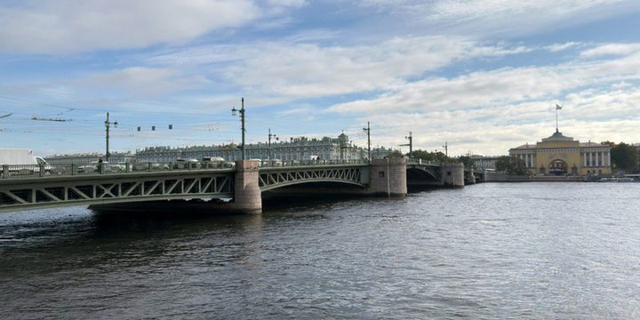 Беглов: ремонт Дворцового моста завершили досрочно благодаря дорожникам и хорошей погоде