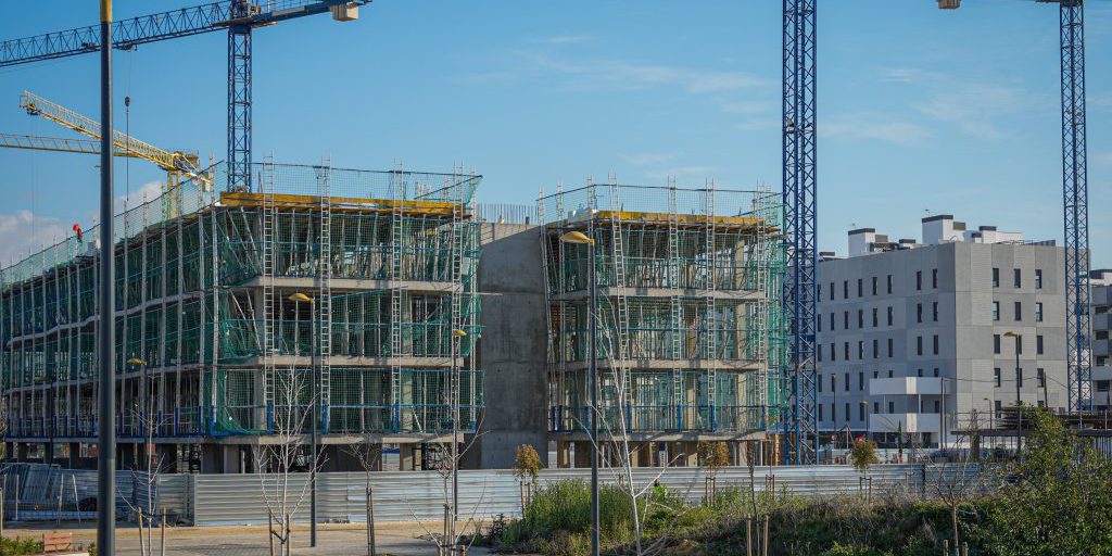 Prezzi delle case in aumento nel 2026: la crisi abitativa si intensifica