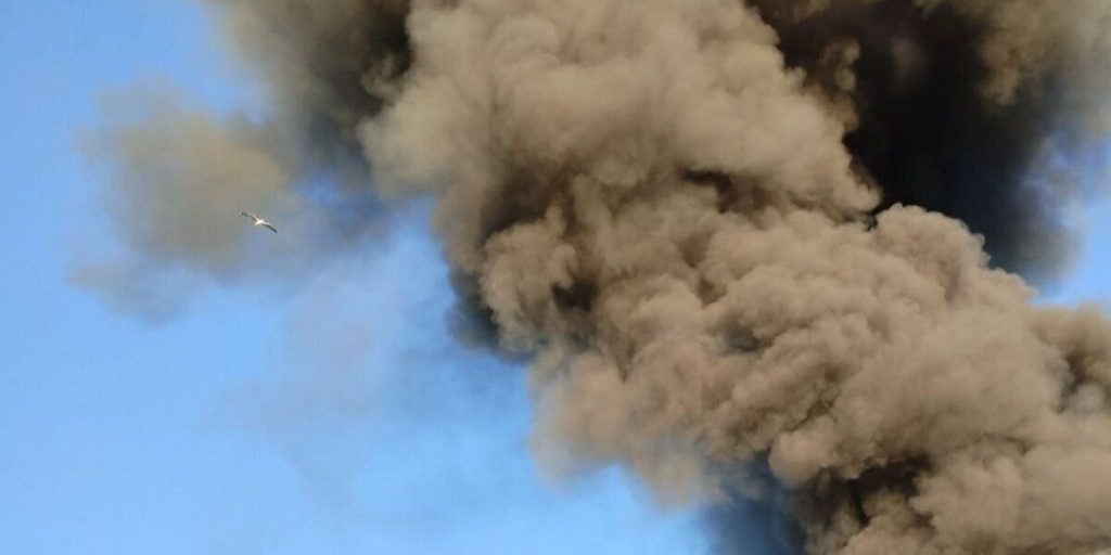 В Невском районе крупный пожар погубил ангар на Хрустальной улице