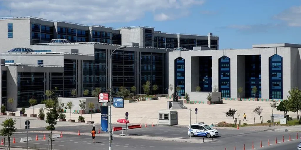 Istanbul chiude 450 account di social media per propaganda criminale di Adnan Oktar