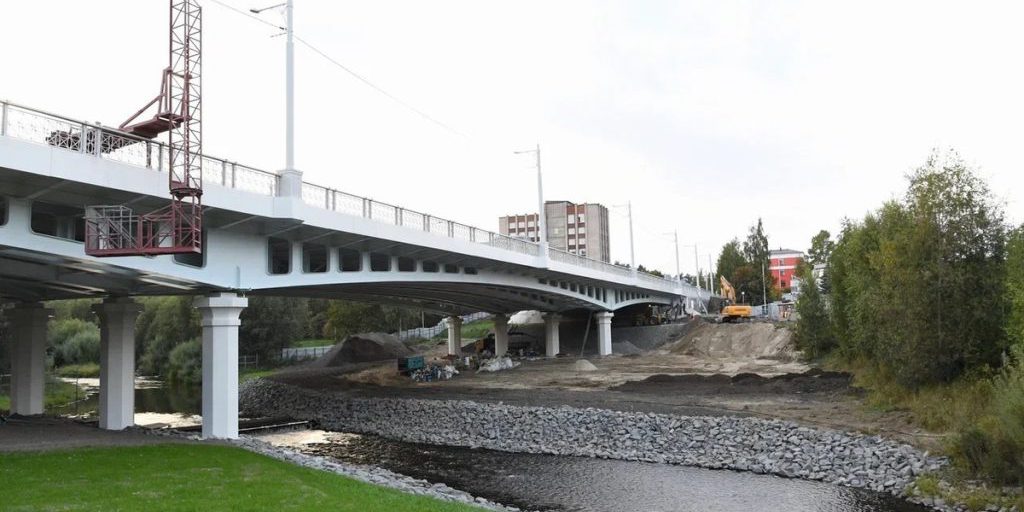 В Петрозаводске "Городской транспорт" осуществил проверку троллейбусной сети на обновленном Лобановском мосту