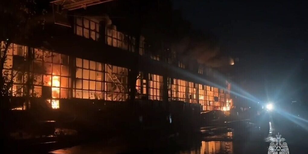 В Астраханской области горит склад