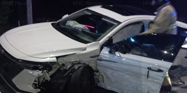 В Калужской области иномарка влетела в отбойник