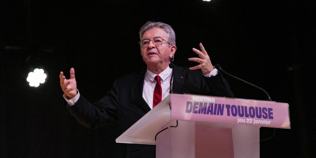 Mélenchon cita il «grand remplacement» nelle elezioni comunali del 2026 per promuovere una nuova visione della Francia