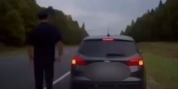 Fermo di un'automobile con targa falsa in Russia centrale: implicazioni e possibili conseguenze