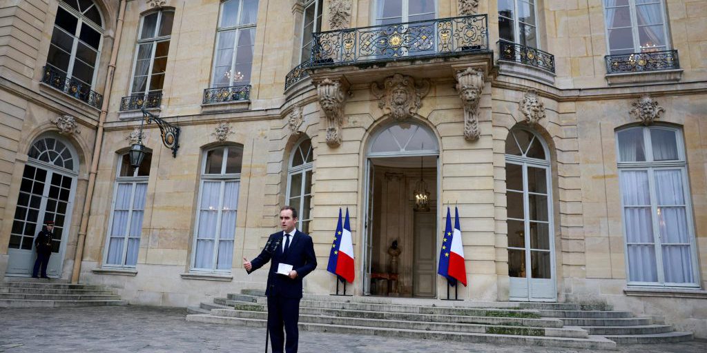 Crisi Politica in Francia: Sébastien Lecornu Cerca un Accordo senza Nuova Dissoluzione dell'Assemblea