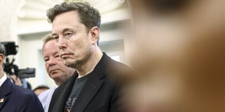 Чтец по губам раскрыл суть разговора Трампа и Маска на похоронах Кирка