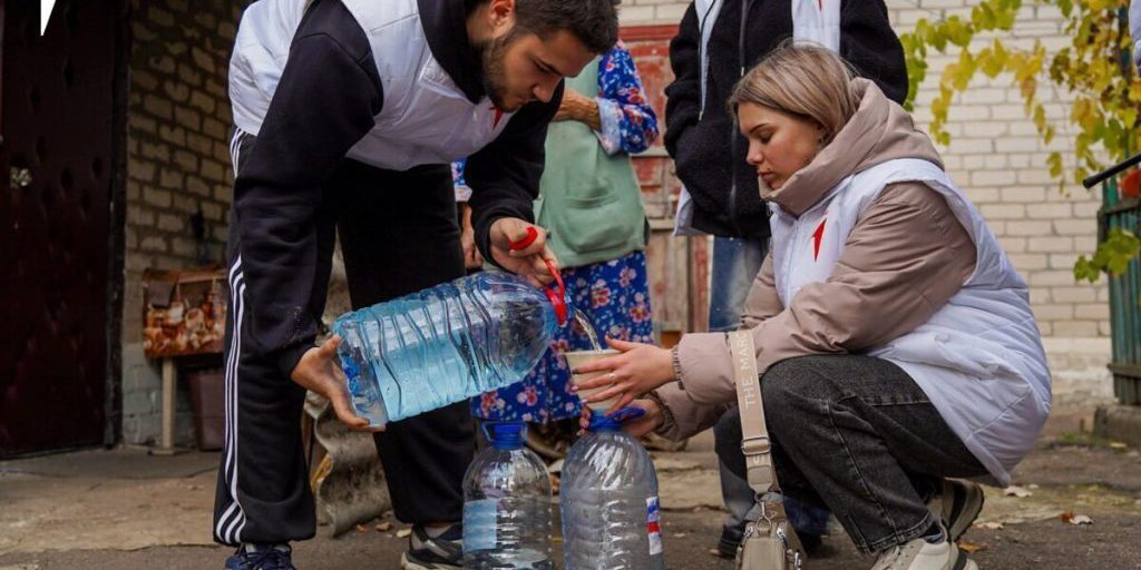 Молодёжь Донбасса обеспечила водой и школьными наборами жителей прифронтовых сел