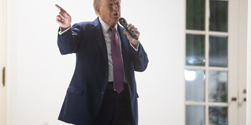 "Trump minaccia 'guerra' contro Chicago: la verità dietro le voci sulla criminalità nella città"