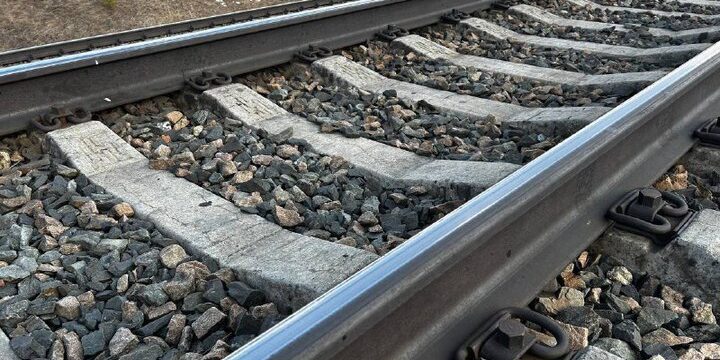 Incidente mortale in Russia: treno investe uomo sulla ferrovia nella regione di Altajskij kraj