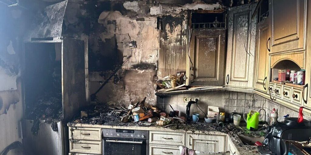 В Петербурге 10-летняя девочка сожгла кухню во время готовки