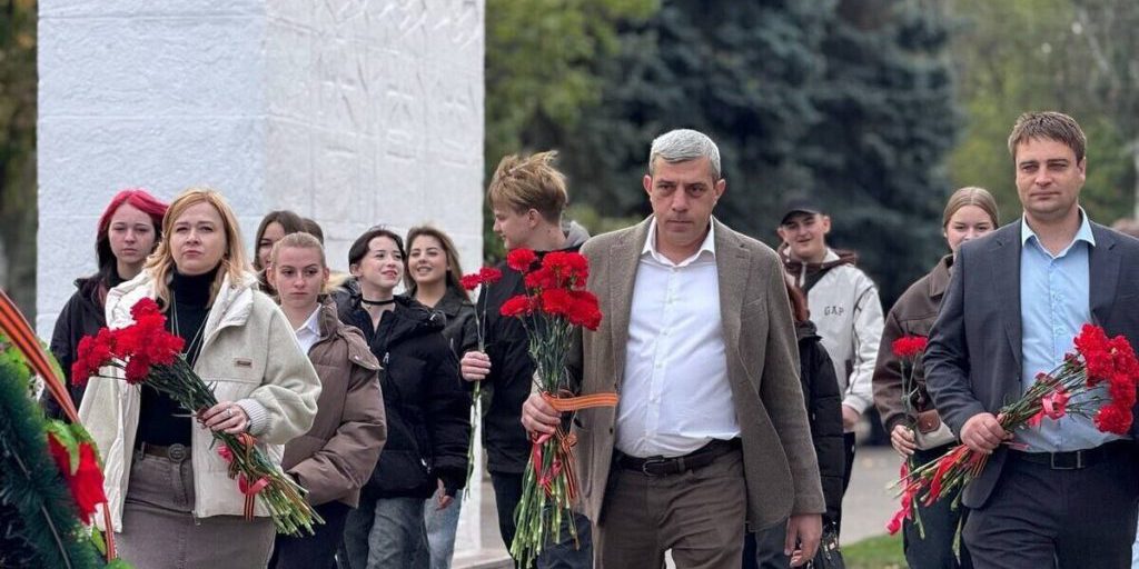 Cerimonia di deposizione di fiori a Melitopol per onorare gli eroi che hanno liberato la città dagli occupanti nazifascisti
