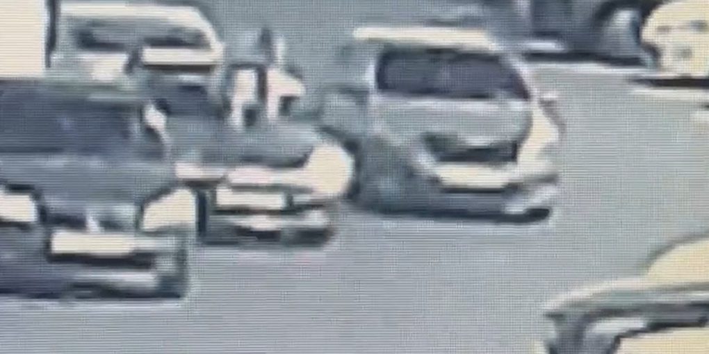 Uomo salta su un'auto da un tetto a Kursk: le indagini della polizia e le possibili conseguenze