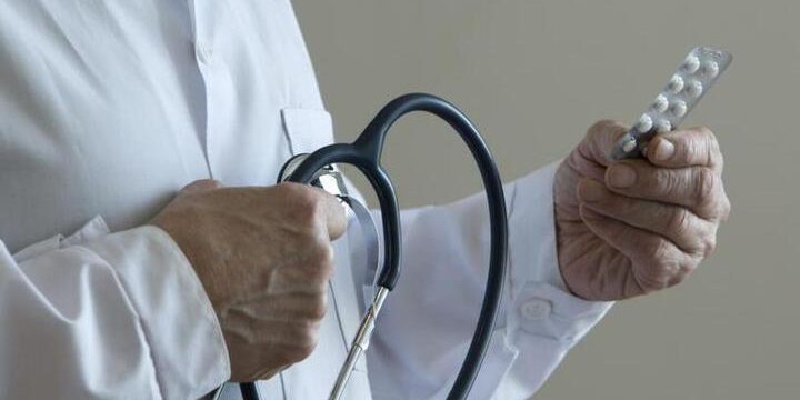Medico Migrante Ottiene Diploma in Medicina in Cambio di Tre Pecore