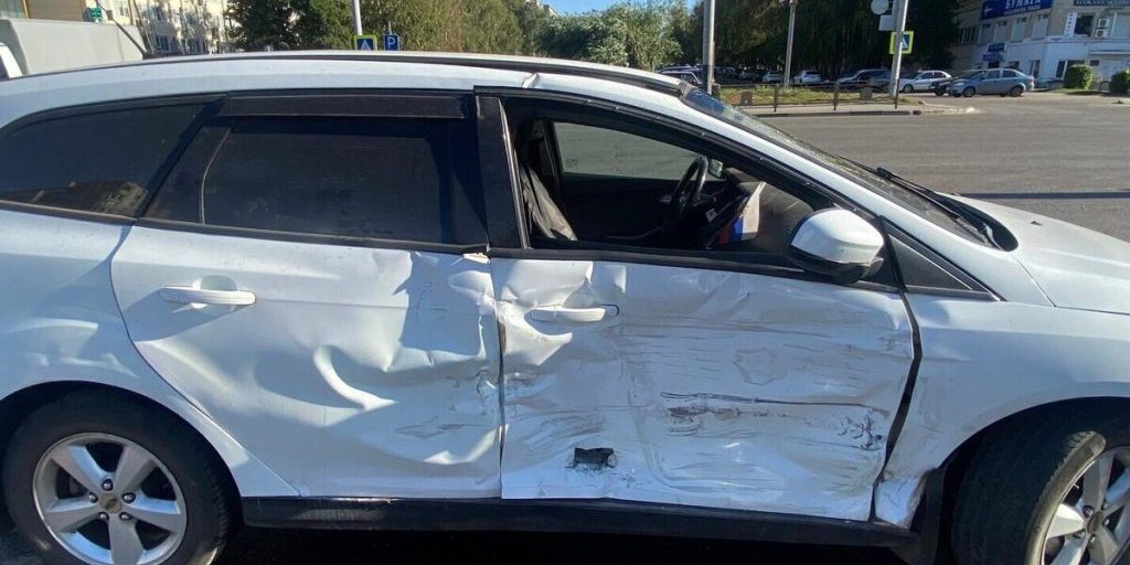 Incidente Stradale a Tambov: Una Guidatrice Violenta le Norme del Codice della Strada con Gravi Conseguenze Potenziali