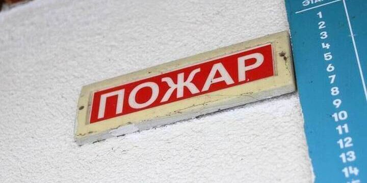 В Кандалакше потушили пожар рядом с домом на 2‑м Локомотивном переулке