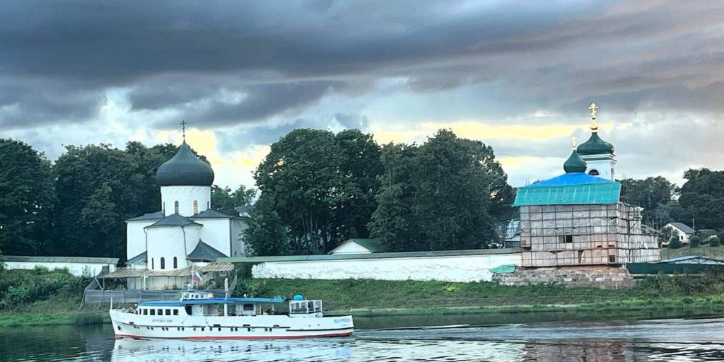 "Restauro della Chiesa di Stefano: preservare l'architettura sacra russa del XII secolo nel Monastero di Mirozh a Pskov"