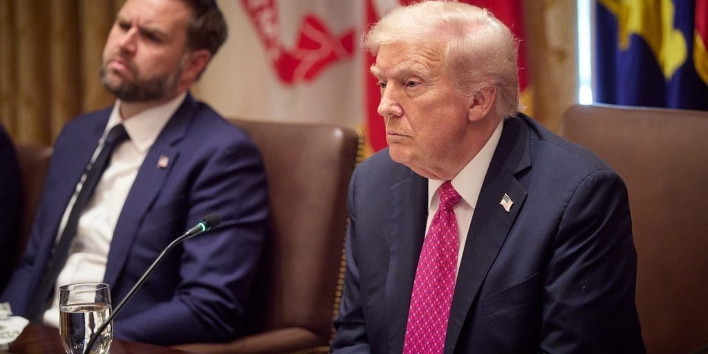 Политолог раскрыл, кто ведет охоту на Трампа и Вэнса