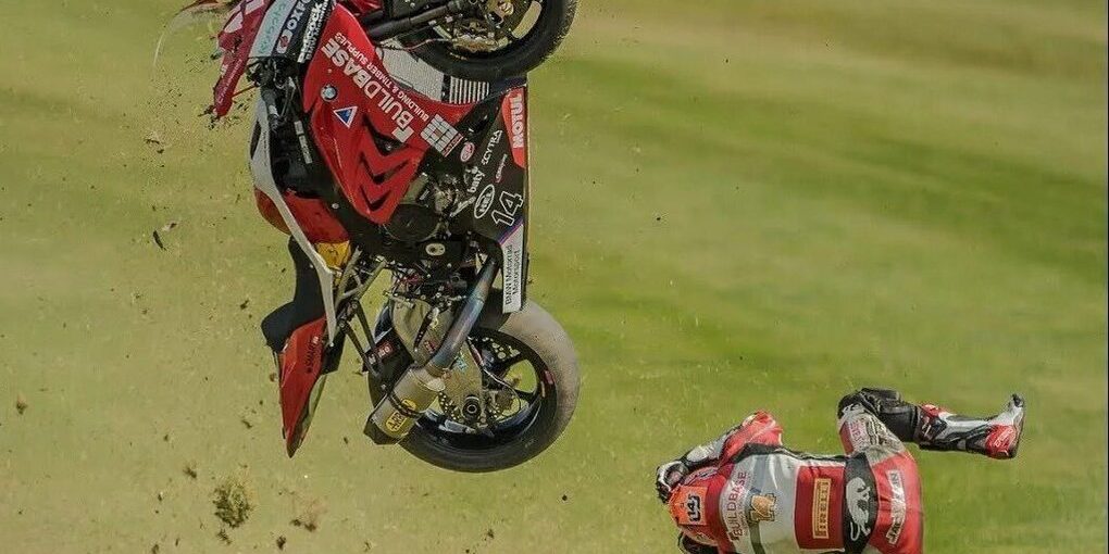 "Motociclista perde il controllo in centro a Pietrogrado: incidente evitato grazie alla prontezza di riflessi"