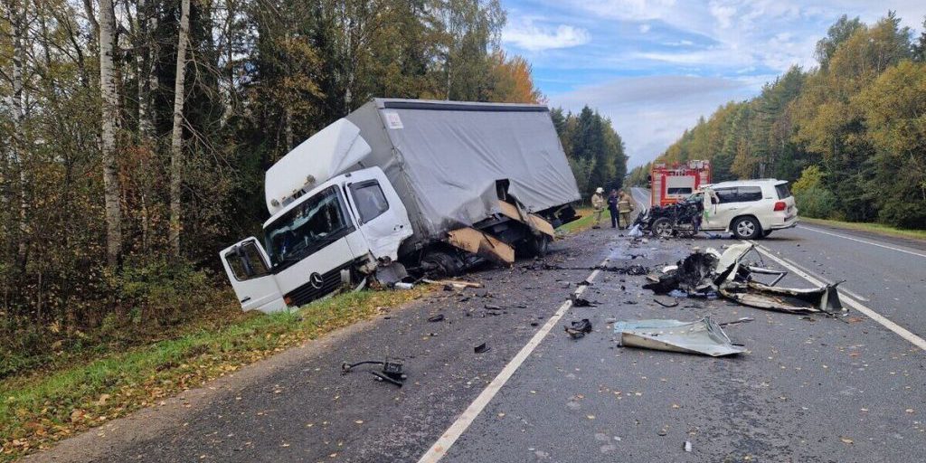 Incidente mortale sull'autostrada M-8 a Yaroslavl: cause e conseguenze di un tragico evento stradale