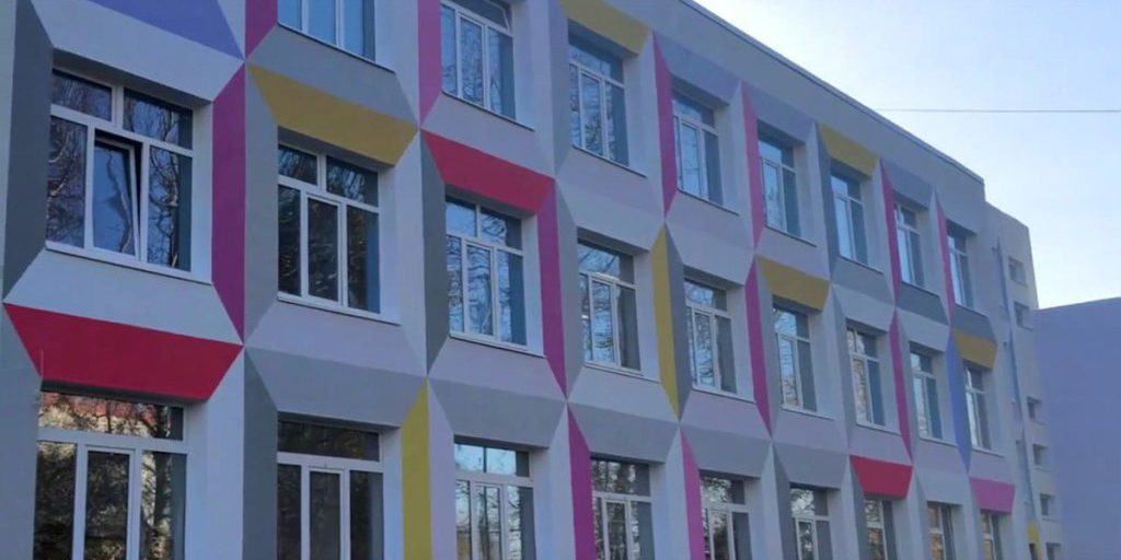 Riapertura della Scuola n. 33 di Velikij Novgorod: un nuovo inizio per l'istruzione nella città