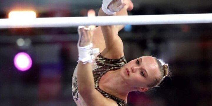 La ginnasta russa Angelina Mel'nikova vince la medaglia d'oro ai Mondiali di ginnastica sportiva e riceve le congratulazioni del presidente Putin