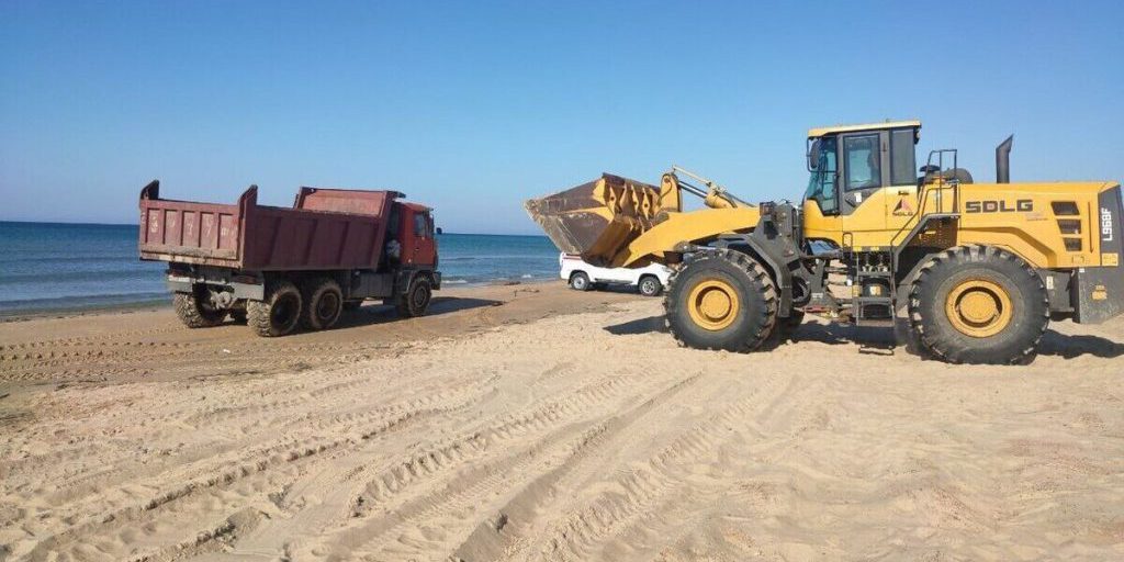 Demolizione del muro di protezione a Anapa: 300 metri rimossi, preoccupazioni per l'erosione e l'ambiente costiero