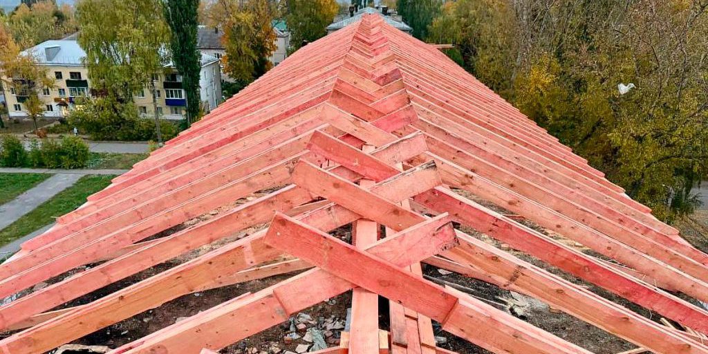 Incendio nella regione di Lipetsk: lavori di restauro in corso per garantire la sicurezza degli abitanti di un edificio residenziale danneggiato