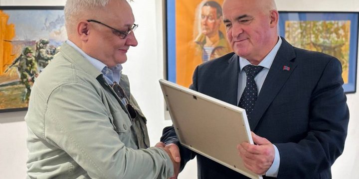 Губернатор Сергей Ситников наградил художников, работавшим в зоне СВО