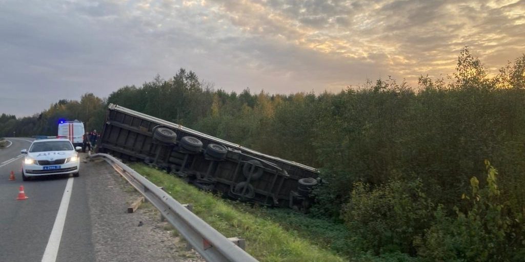 В Вытегорском округе погиб водитель вылетевшего в кювет грузовика