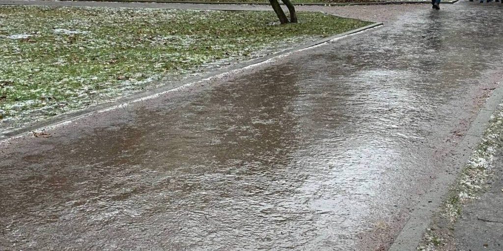 Петербуржцы столкнутся со скользкой дорогой утром 17 октября