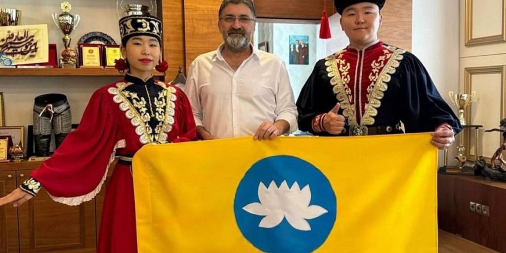 Artisti calmucchi conquistano il pubblico turco con la loro danza unica e promuovono la cooperazione culturale tra Turchia e Russia