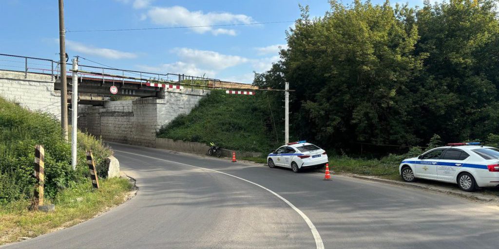 "Grave incidente stradale a Orel: giovane motociclista investita da un'auto al semaforo rosso"