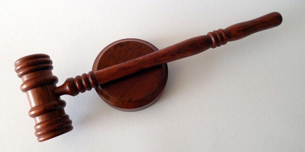 В Курске 66-летний мужчина предстал перед судом за оскорбление невестки