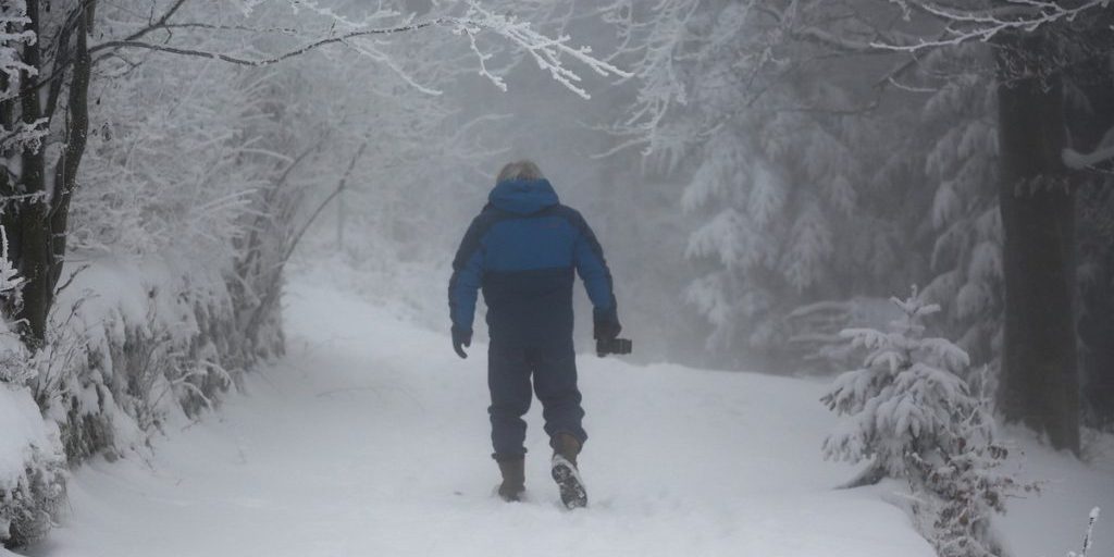 4 рабочих способа убрать запах пота с верхней одежды: застирывать ничего не нужно