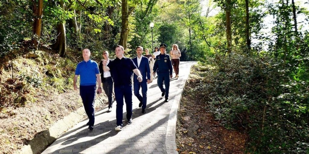 Депутат Тепляков осмотрел «Тропу здоровья» в Сочи