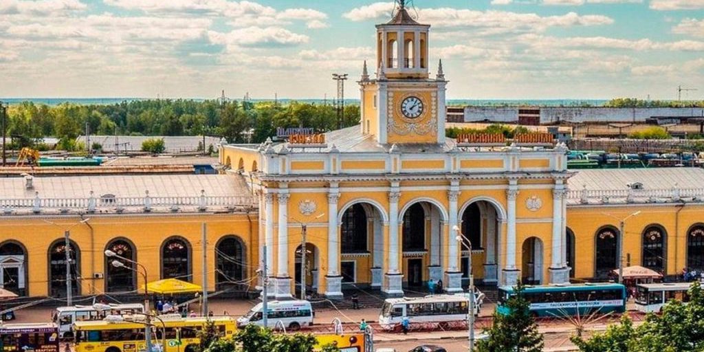 Pericoli sulle strade: i passeggeri dell'autobus rischiano di farsi male a causa di una buca sulla strada di accesso alla fermata