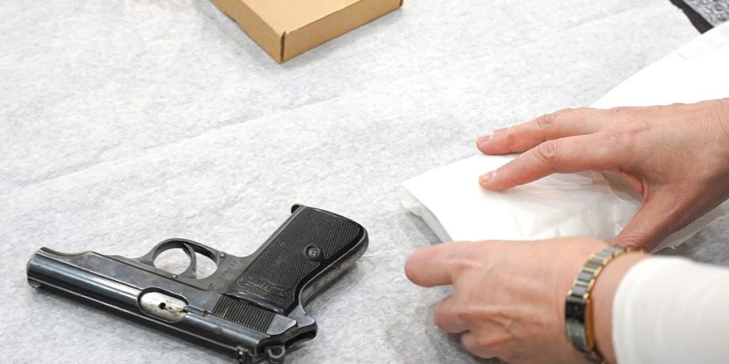 Портсигар из крыла самолета уехал из Пскова в Москву