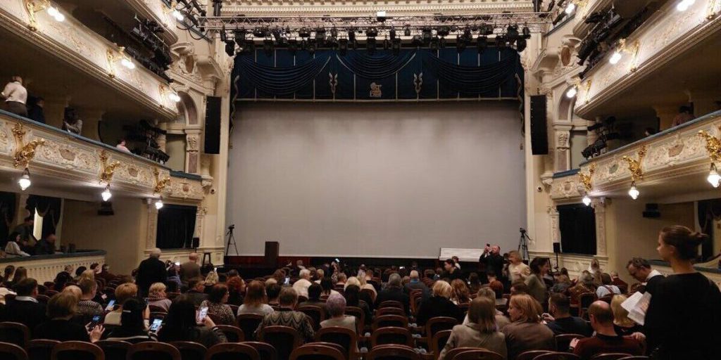 Incendio al Teatro Drammatico di San Pietroburgo: uno spettacolo interrotto dalle fiamme