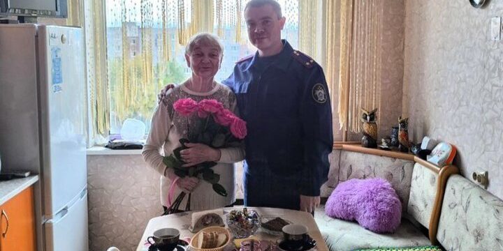 Gesto di solidarietà in Russia: dipendenti del Comitato di inchiesta congratulano un'ex prigioniera del campo di concentramento per il suo 88esimo compleanno