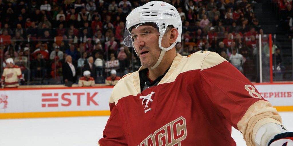 Хоккеист Овечкин сделал подарок больной раком девочке