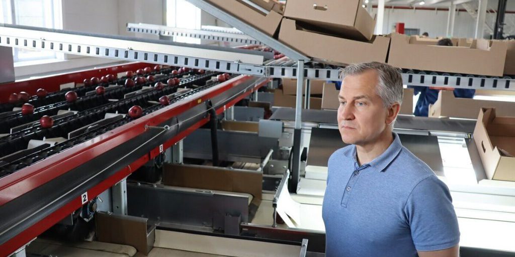 Александр Чепик посетил «Зоринский сад» и «Артель» в Курской области