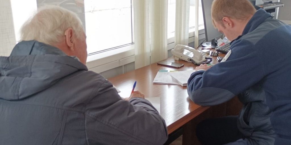 В Петрозаводске 79-летний водитель почти сбил пешеходов, проехав на красный свет